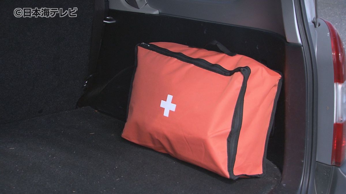 災害時に車で過ごす時に…「車中泊用防災バッグ」の中身とは？　携帯用トイレなど車中泊時に役に立つアイテムが