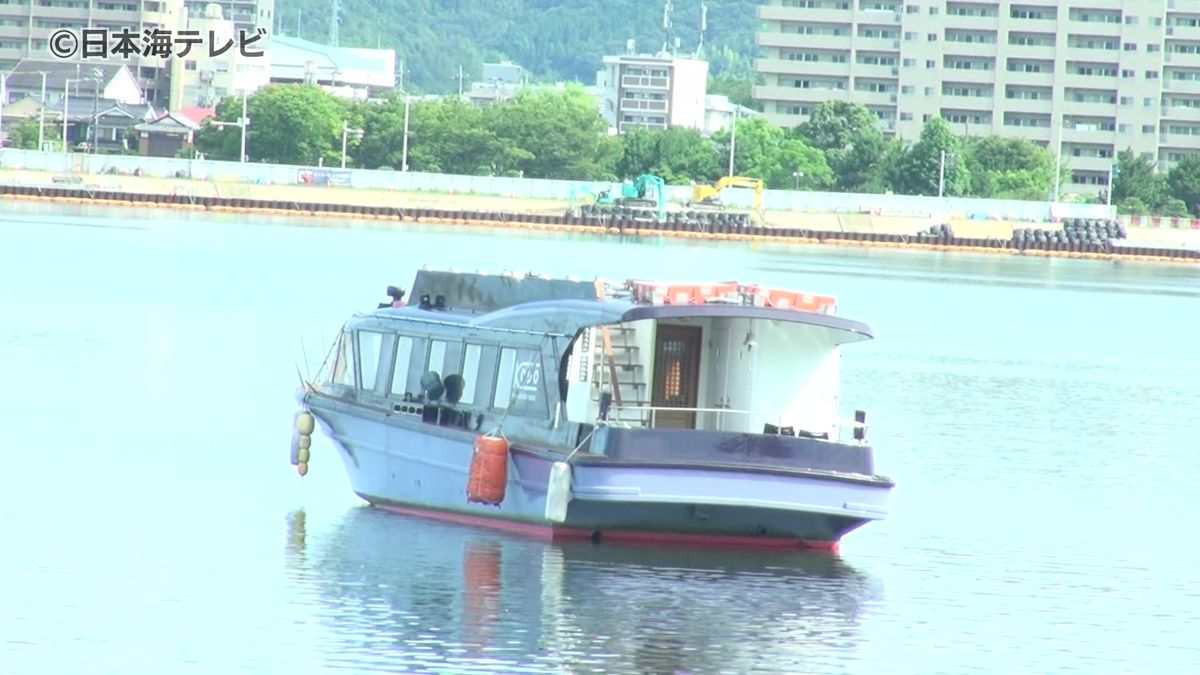 ナイトクルーズ船が島根県松江市の宍道湖で座礁