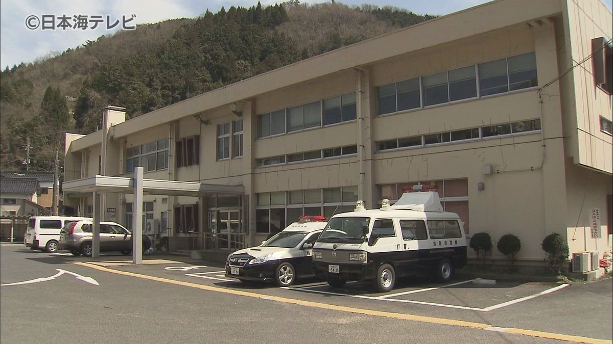 迷惑防止条例違反で鳥取市の職員逮捕　コンビニで20代女性の胸触る　過去にも暴行事件で懲戒
