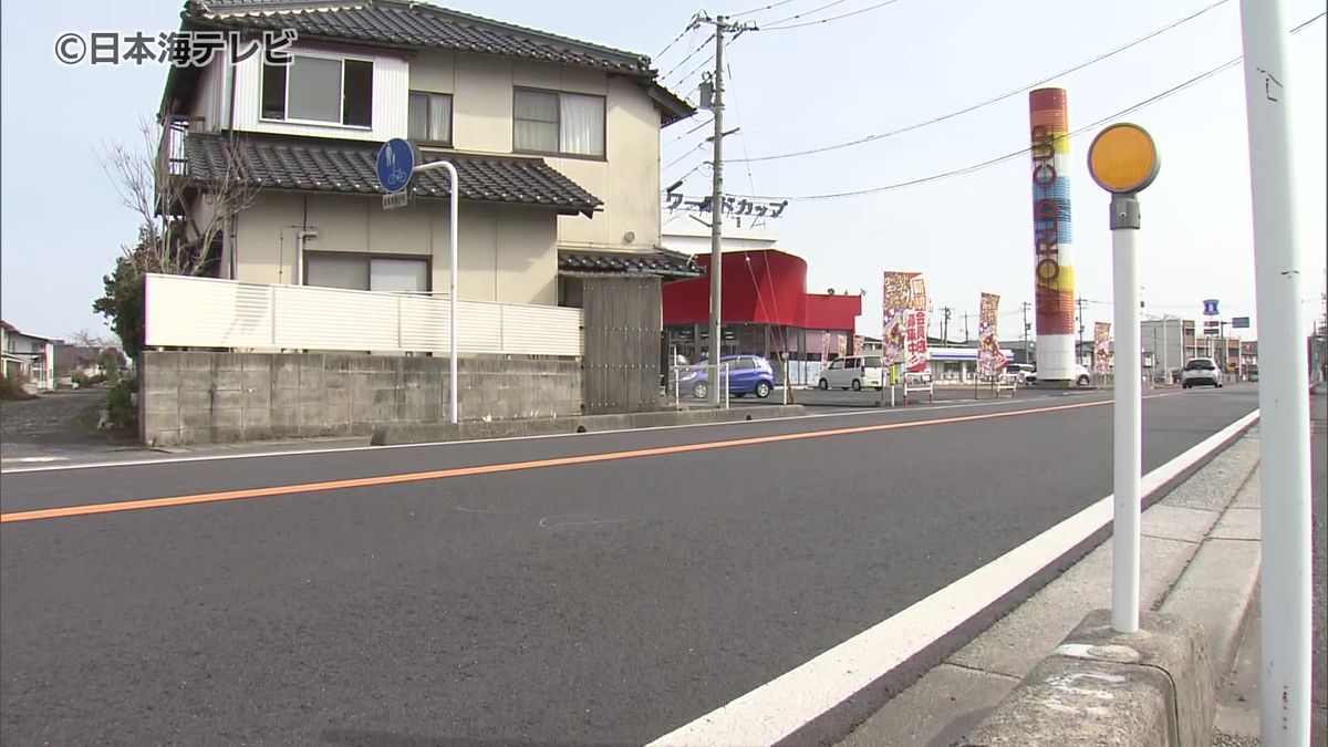 横断歩道のない道路で軽乗用車が83歳の男性をはねる　搬送先の病院で容体が急変し死亡　鳥取県倉吉市