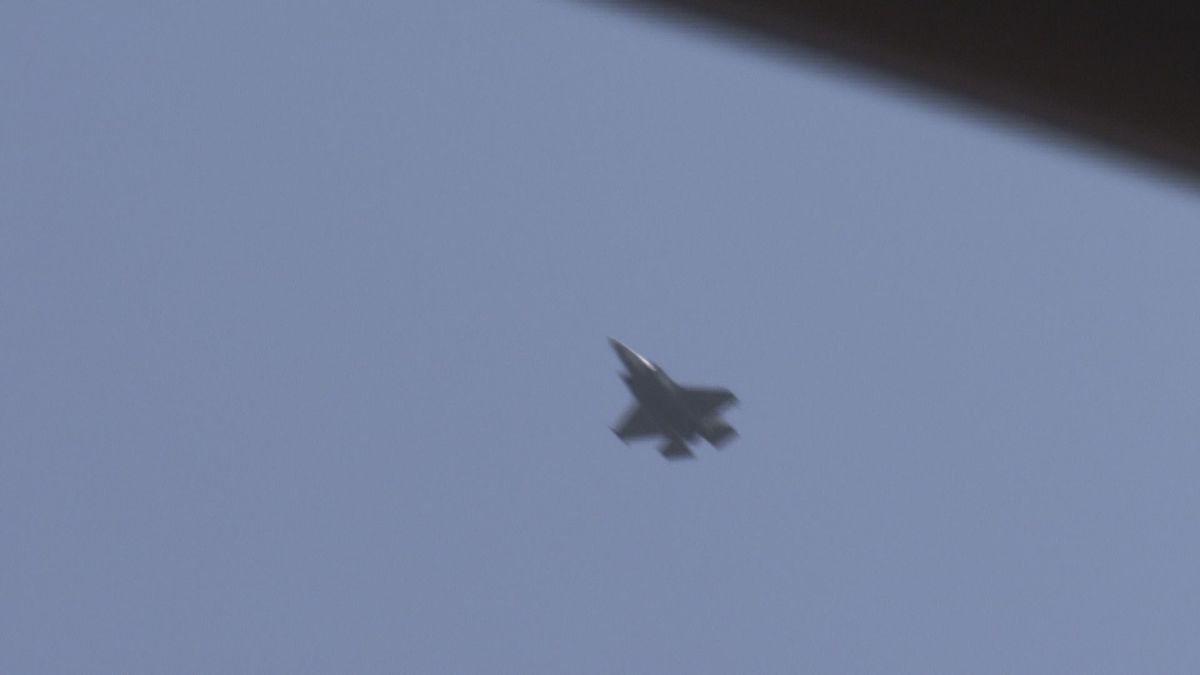 最新戦闘機？飛来か　爆音を響かせて飛んでいく戦闘機とみられる飛行機を撮影　鳥取県若桜町