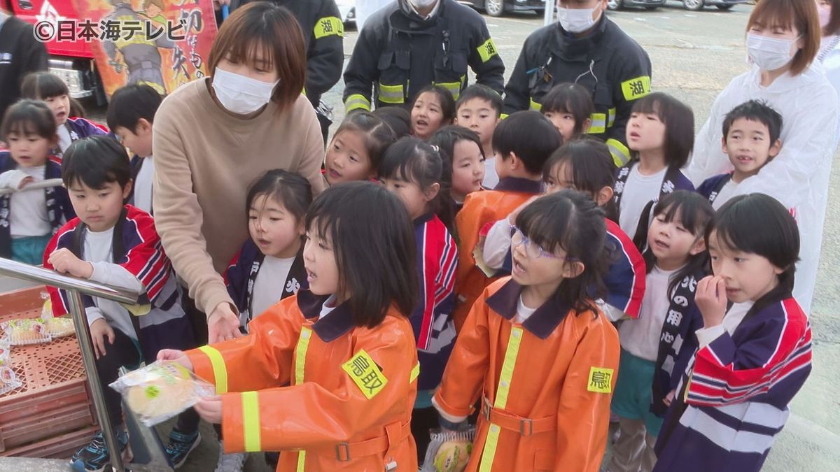 「火災ゼロ　みんなで安全守りましょう」　消防隊の服を着た園児がパンをプレゼントして火災予防を呼び掛け　鳥取県鳥取市