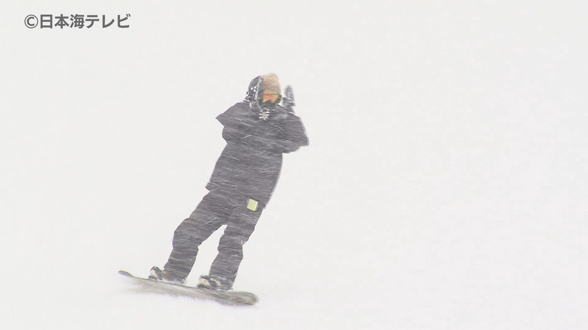 一時視界が悪くなるほど降り積もる　積雪は30cm以上！　スキー場シーズン初日を迎える　島根県飯南町