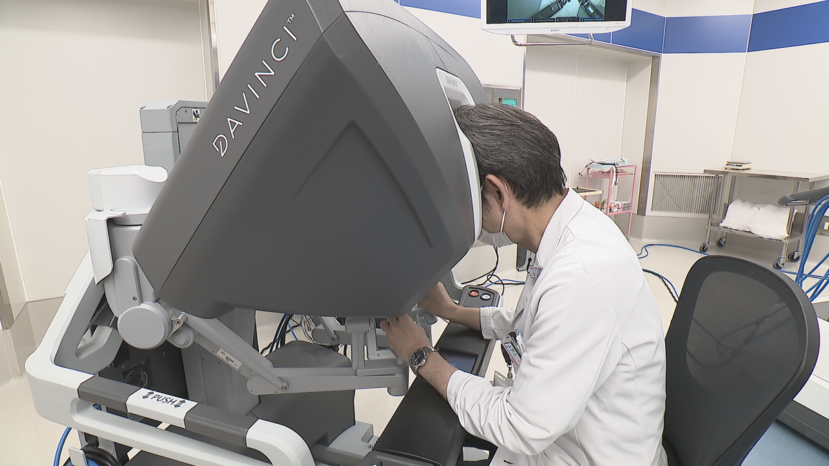ダヴィンチを操作する建部医師