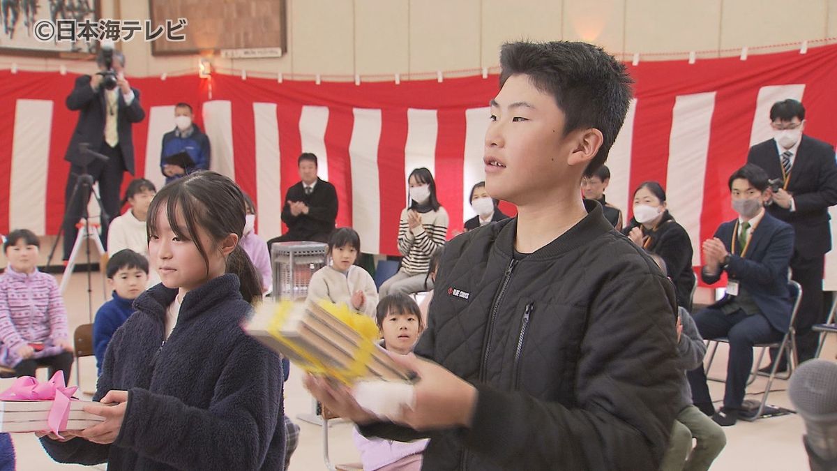 台風で被害を受けた小学校に本を150冊贈呈　来年度以降も追加で本を100冊贈る予定　鳥取県鳥取市佐治町
