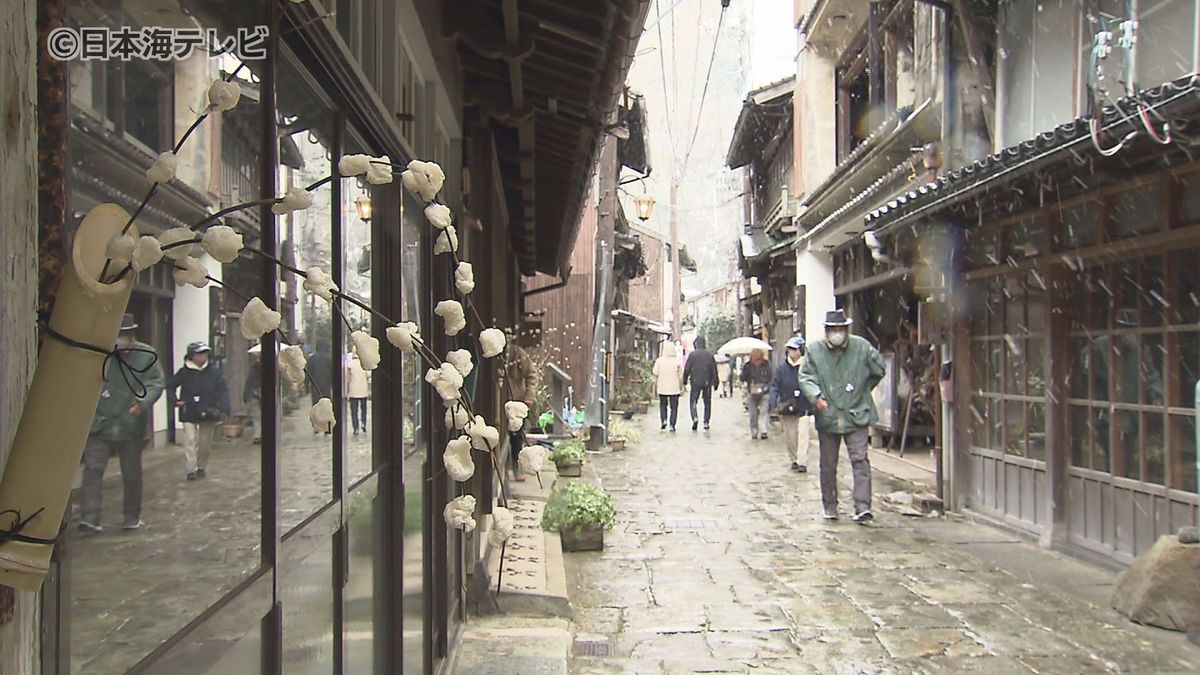 旧正月の伝統行事「もち花祭り」　五穀豊穣や無病息災を願う　雪ともち花が通りを飾り冬ならではの景色に　島根県松江市美保関町