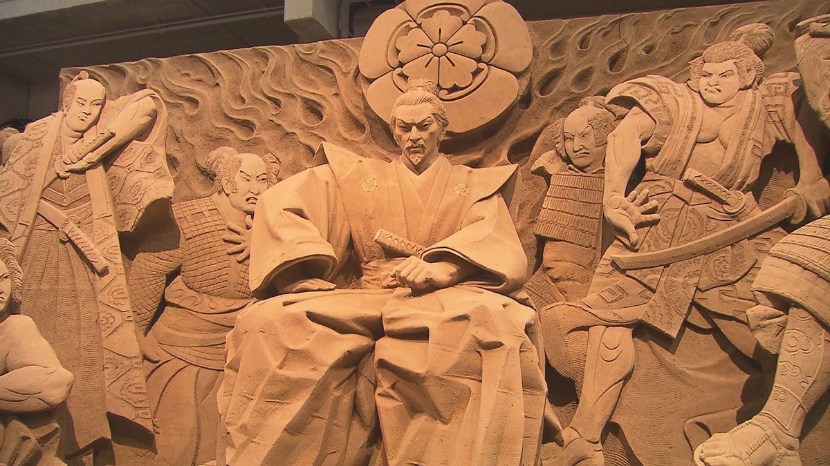 万博効果に期待　砂の美術館で新テーマ「日本」で砂像展示開始　開幕前に内覧会開催し魅力発信　2026年1月まで展示され40万人来場を見込む