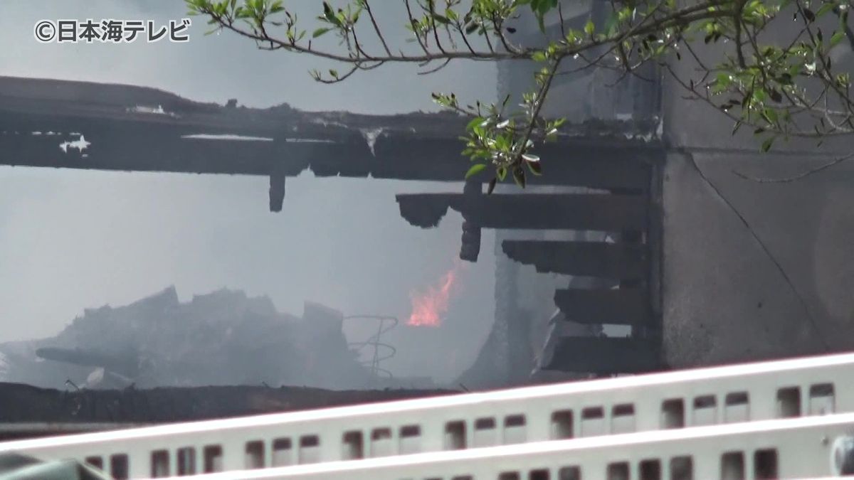 「近くの家が燃えている」 益田市で住宅と物置を焼く火事 けが人なし 島根県