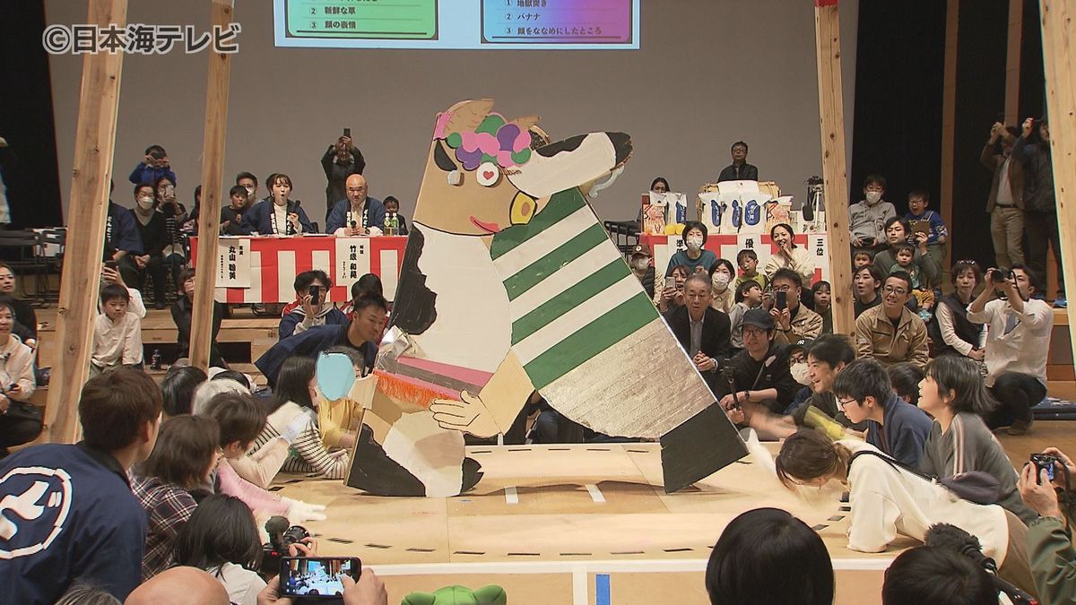 「おっぱい山」や「高宮関」　段ボールで作った大きな力士で対決！　巨大な紙相撲大会を開催　鳥取県倉吉市