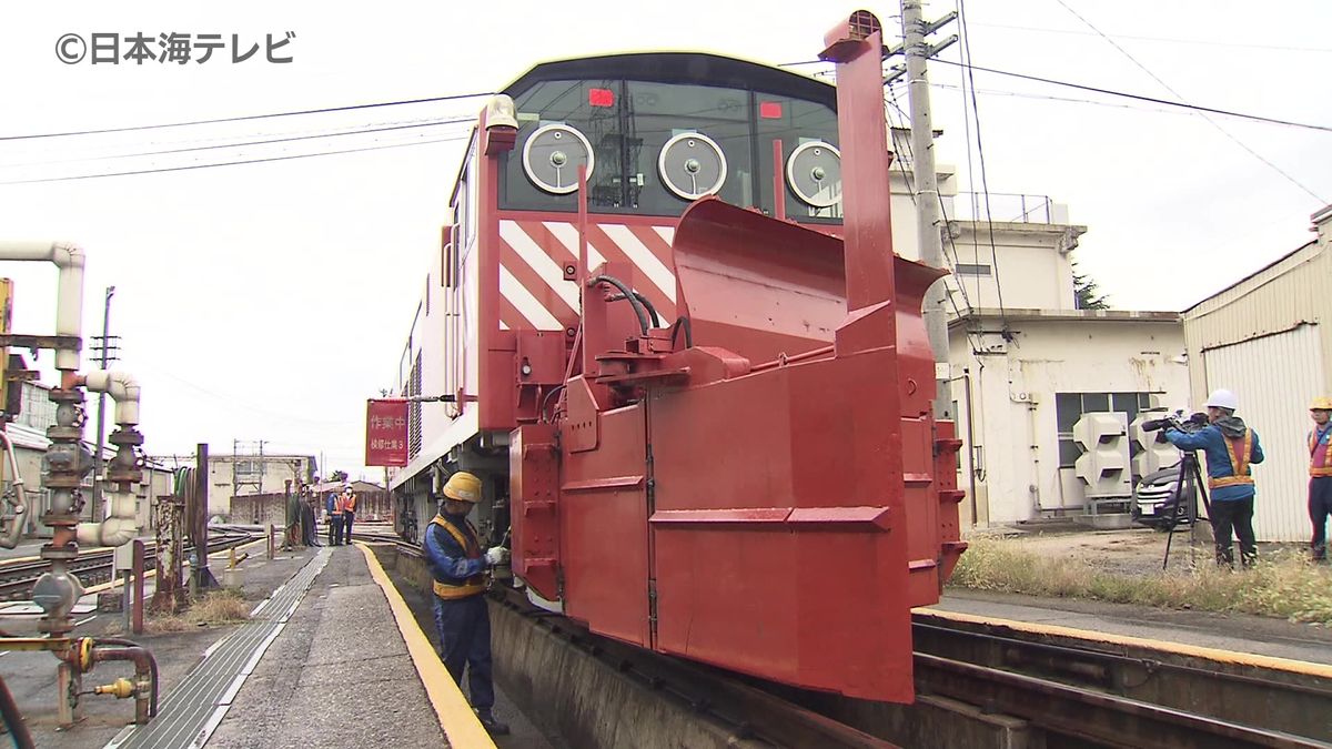 まるで一枚の美しい日本画のよう　連休前に大山紅葉　一方で…冬に備えラッセル車点検　今シーズンの雪を乗り越えるために　鳥取県江府町・米子市