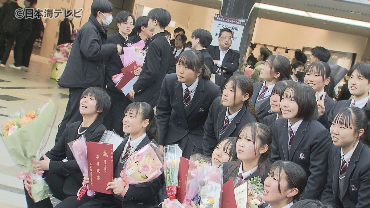 サプライズで“Tani Yuuki”さんが登場！　まだ見ぬ未来に目を輝かせて　鳥取城北高校で一足早く卒業式　鳥取県鳥取市