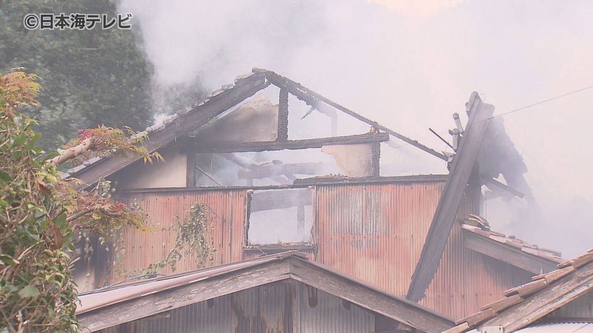 【続報】「建物内から大量に煙が出ている」　民家1棟が全焼　住宅密集地で発生も延焼・けが人はなし　鳥取県湯梨浜町