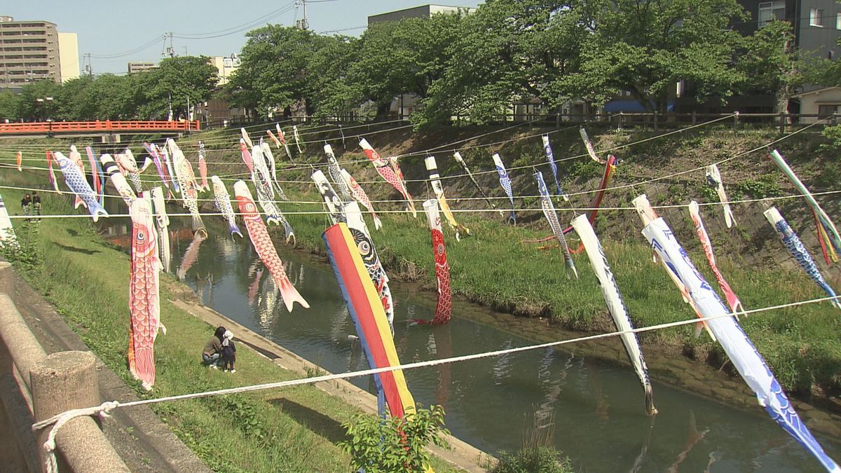 「こどもの日」袋川に約100匹のこいのぼり・やずミニSL博物館でミニSL乗車　子どものにぎやかな声が聞こえる日に　子どもは山陰両県とも前の年より約2千人減少　鳥取県