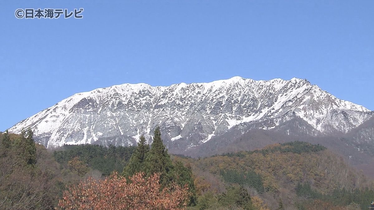 “青空”と“紅葉”のコントラスト　大山の絶景を写真に収める　鳥取県