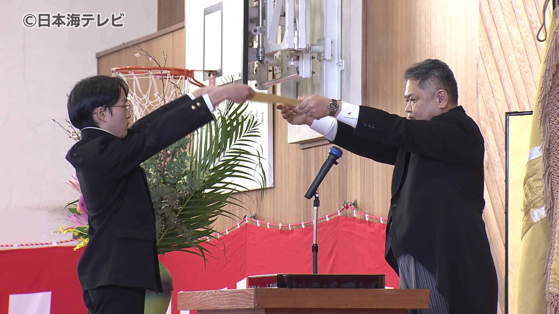 希望を持ってそれぞれの道を歩みます」 慣れ親しんだ学校から旅立ち