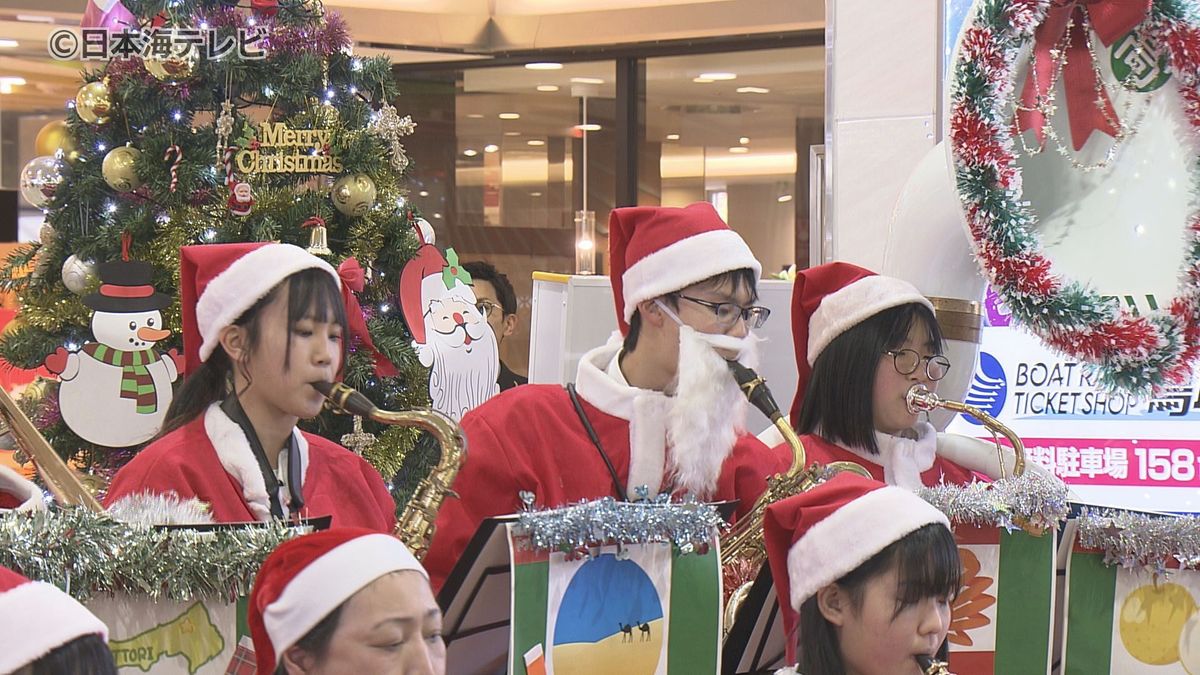 美しい音色が響き渡る　高校生がクリスマス当日に列車の乗客などに音楽のプレゼント　クリスマスソングだけでなく名探偵コナンのテーマソングも演奏　鳥取県鳥取市