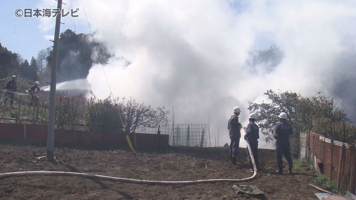木造2階建ての母屋や納屋など3棟が全焼 住宅に一人で暮らしていた男性は畑にいて無事 島根県雲南市