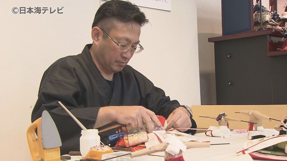 「代々気持ちを受け継いでいただきたい」　ひな人形製作実演会　間近で節句人形工芸士の匠の技を見学　鳥取県鳥取市