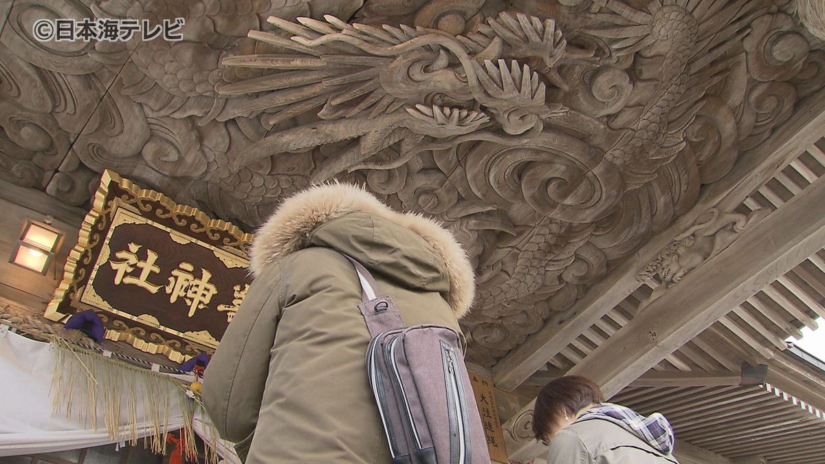 今年は“辰年”　全長16メートル！龍の彫刻が施された神社に大勢の参拝客　「こんなすごい龍見て感激してます」　鳥取県琴浦町