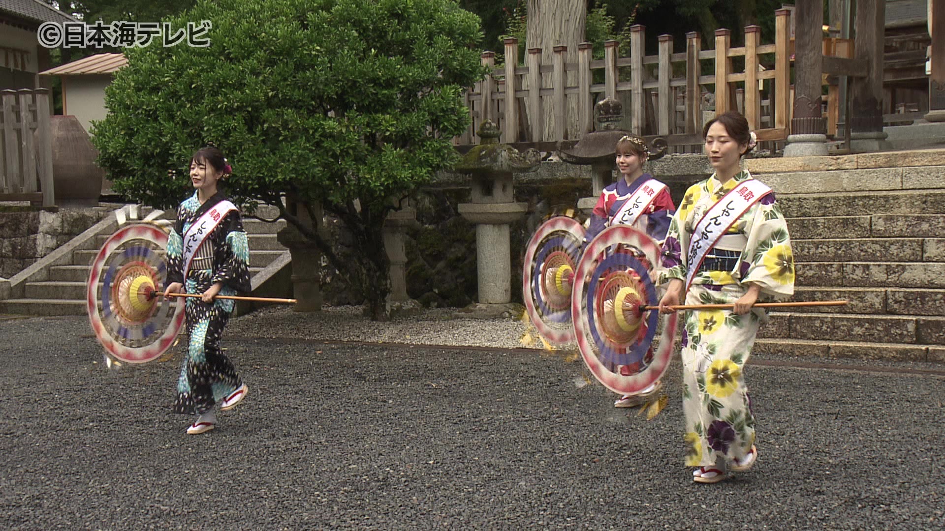 鈴の音大使が傘踊りを奉納 鳥取しゃんしゃん祭の成功を祈願 鳥取市