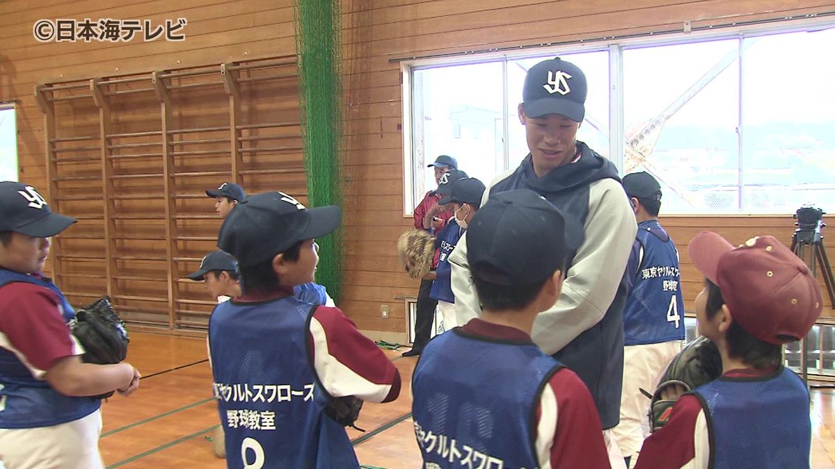 プロ野球・東京ヤクルトスワローズの現役選手が小学生に野球教室