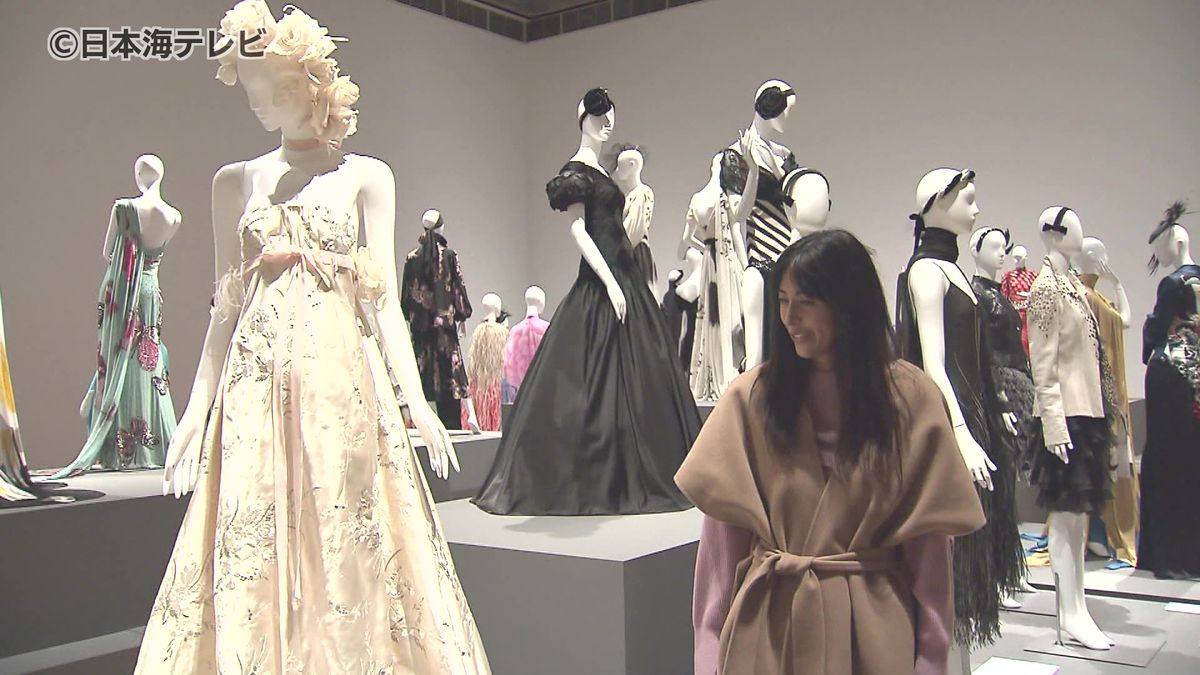 ファッションデザイナー・森英恵さんの展覧会 孫の森泉さんが観賞 家族も知らなかった一面を知るきっかけに 島根県益田市