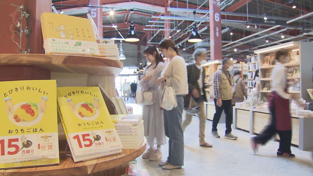 「すごせる書店」として今井書店がリニューアルオープン　店内は開放的な雰囲気になりインテリアにもこだわる　本だけでなく雑貨や食料品も並び、カフェやコワーキングスペースも設置され仕事や勉強、交流の場として期待　島根県松江市