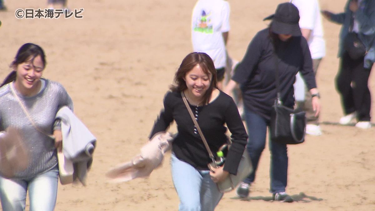 鳥取砂丘家族連れなどで賑わう　GW後半スタート