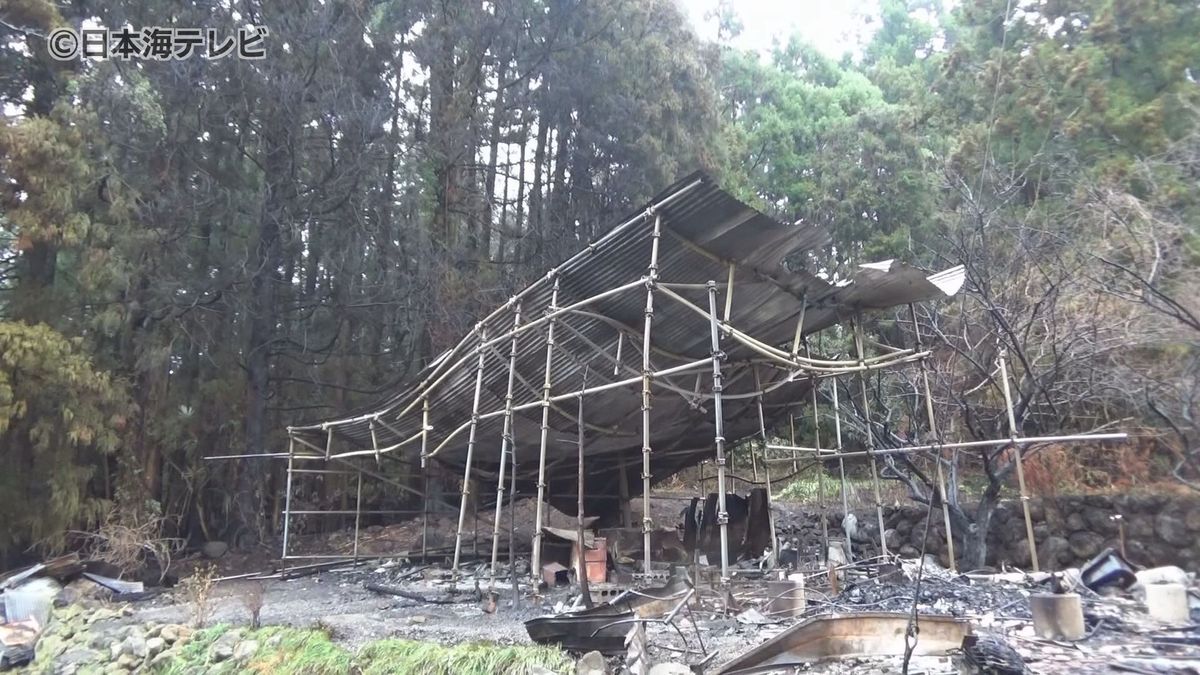 数百メートル離れた場所に住む住民が黒煙や臭いに気づく 住宅と小屋が全焼 近くの山林が広い範囲で焼ける 島根県浜田市