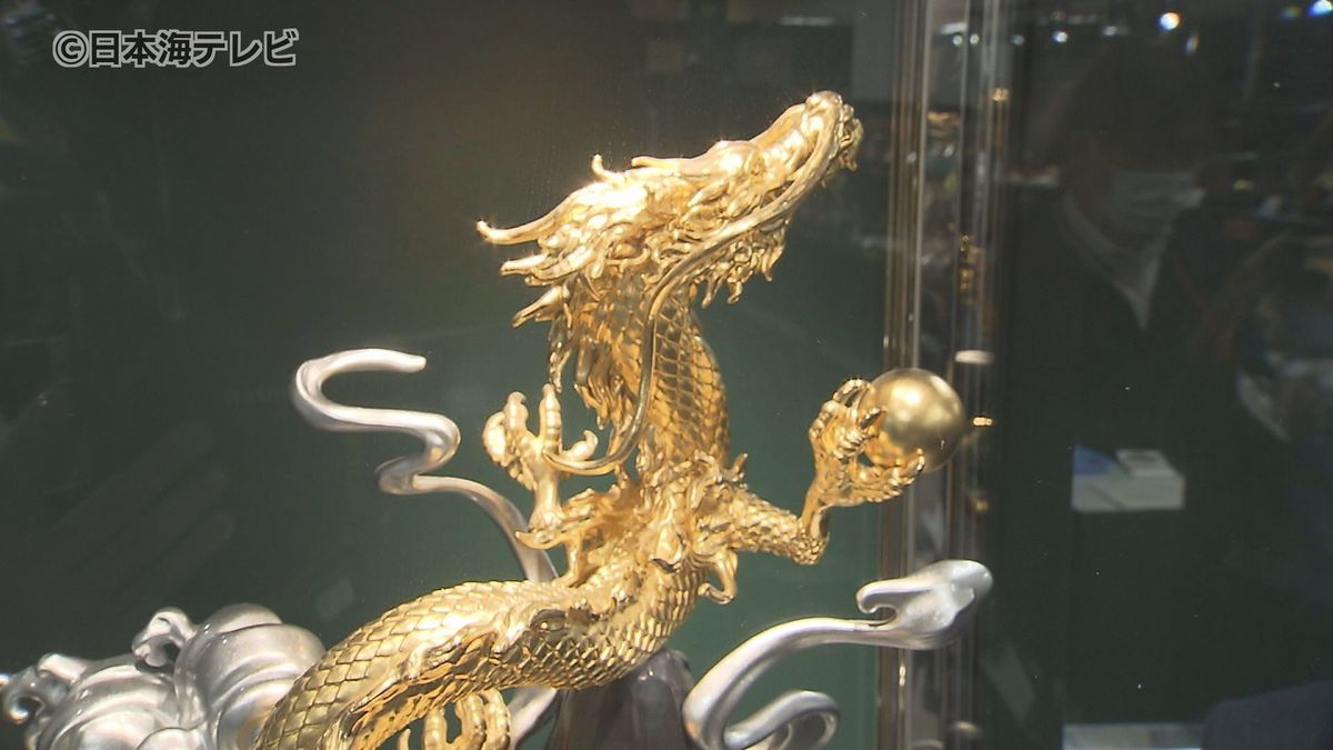 5年ぶりに「大黄金展」開催　中には3487万円の製品も　金相場高騰により需要高まる　鳥取県米子市