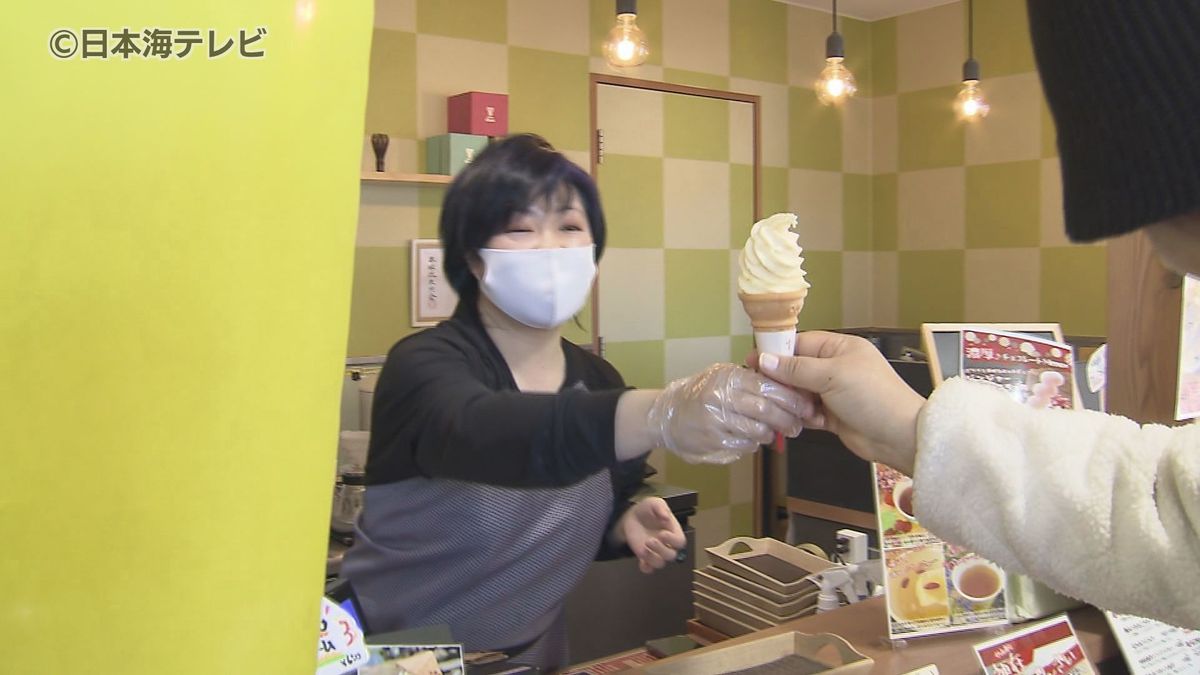 2月なのにソフトクリームがよく売れた…　4月上旬並みの暖かさ　日傘を差して歩く人も　島根県・鳥取県