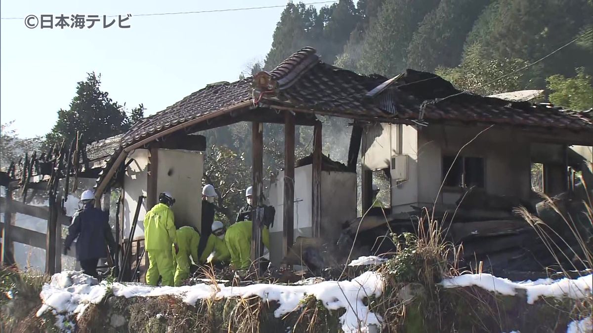 【続報】住宅など2棟を全焼した火事　焼け跡から見つかった遺体は住宅に住む82歳女性と判明　島根県雲南市