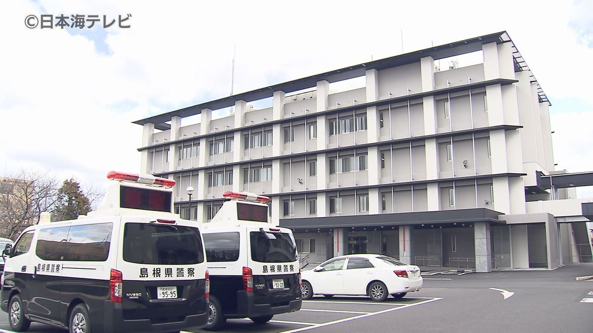 パトカーに追跡された車が衝突事故 20代女性が軽いけが 飲酒運転の取り締まりを目的に停止求めるも無視 一時停止が必要な十字路でも停止せず約500メートル走行後に住宅の生垣に衝突