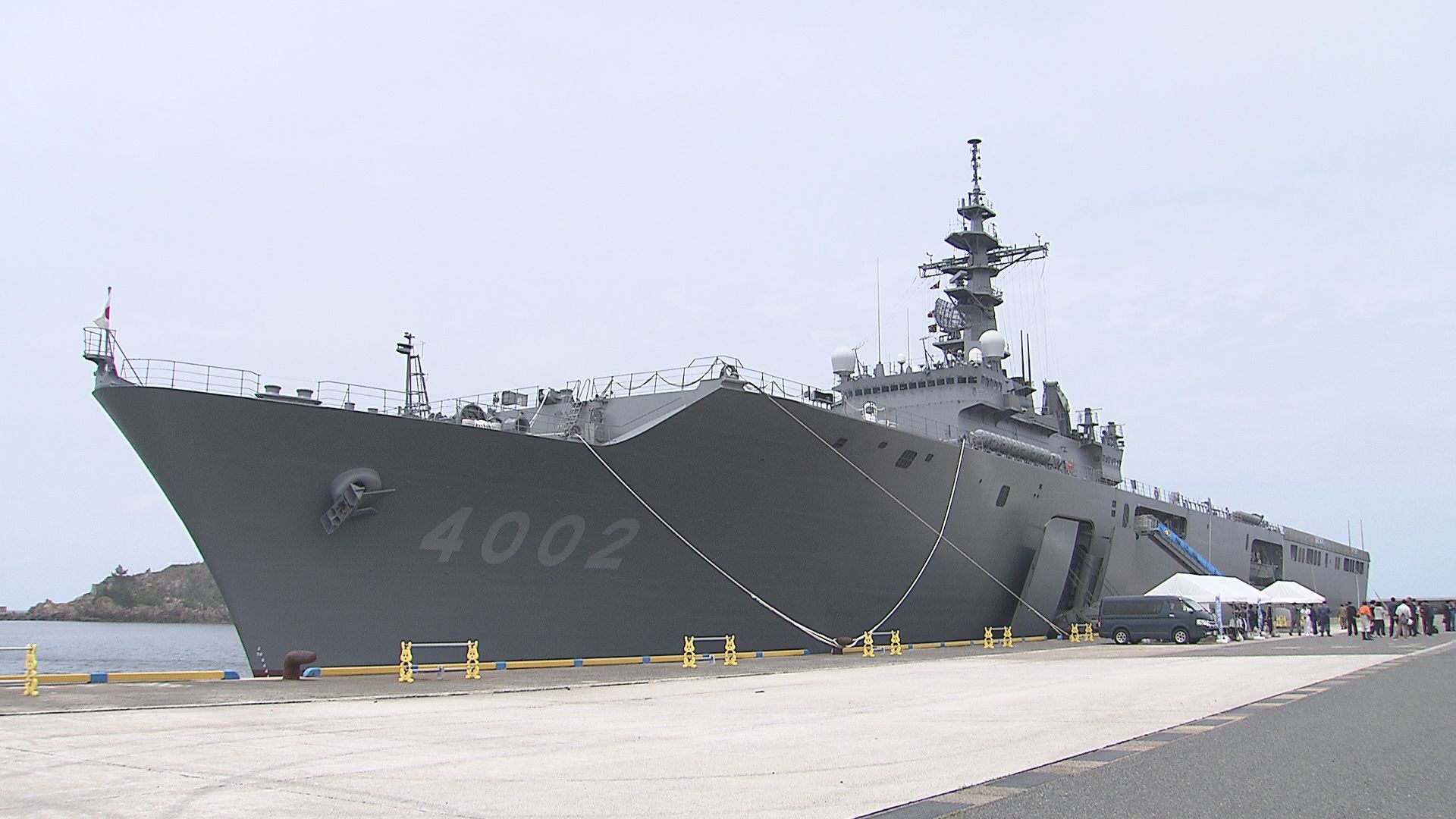 高校生などが輸送艦「しもきた」に体験試乗 「将来就く仕事の参考に