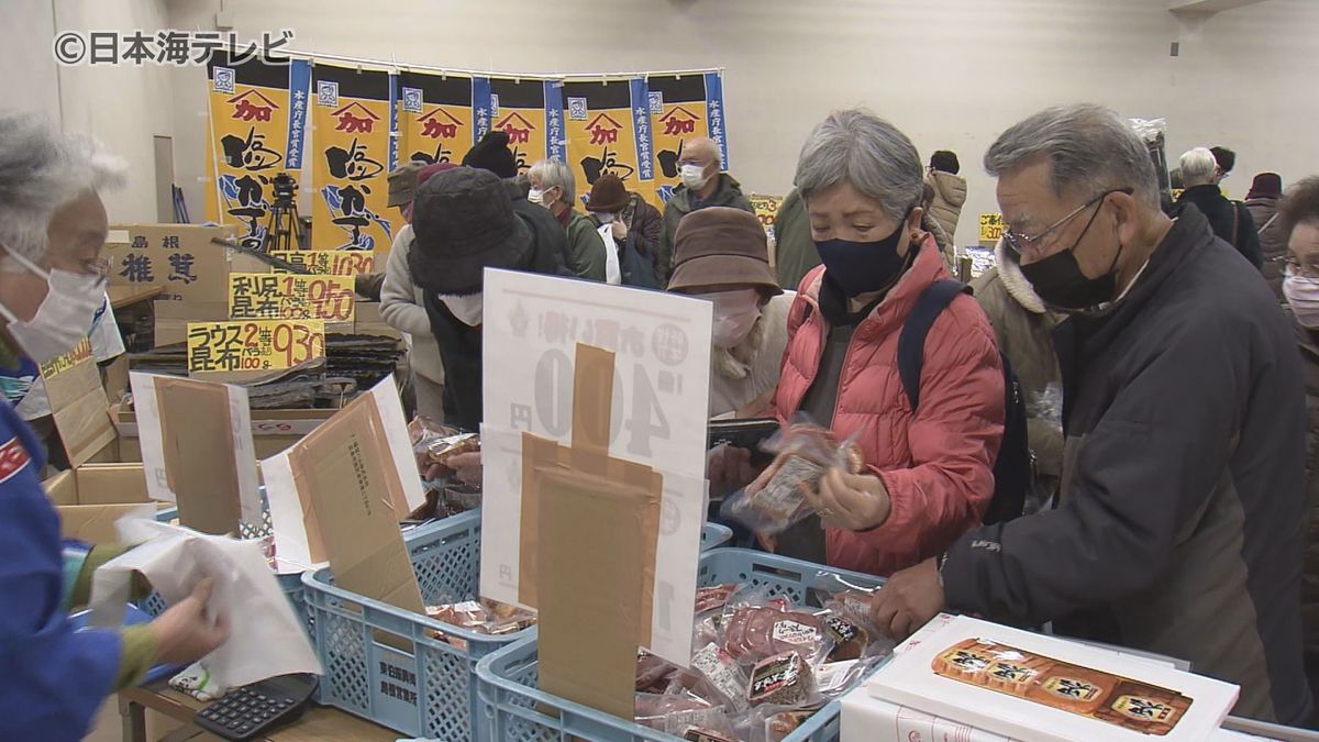 今年も残すところ僅か　お正月を華やかに　50年以上続く正月用品即売会開催　「結構お安くいい物が買えるので」　島根県松江市