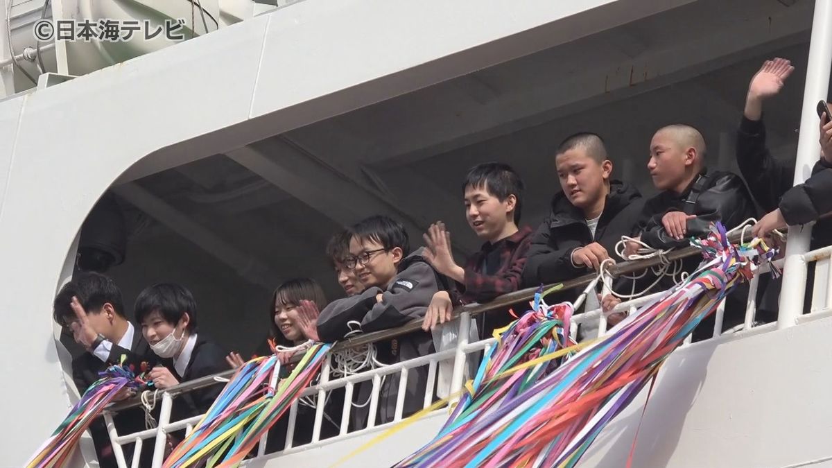 本土に向かう人たちと色とりどりのテープで別れ　船は進学・転勤などで島を離れる人たちを乗せ港を後に…　島根県隠岐の島町