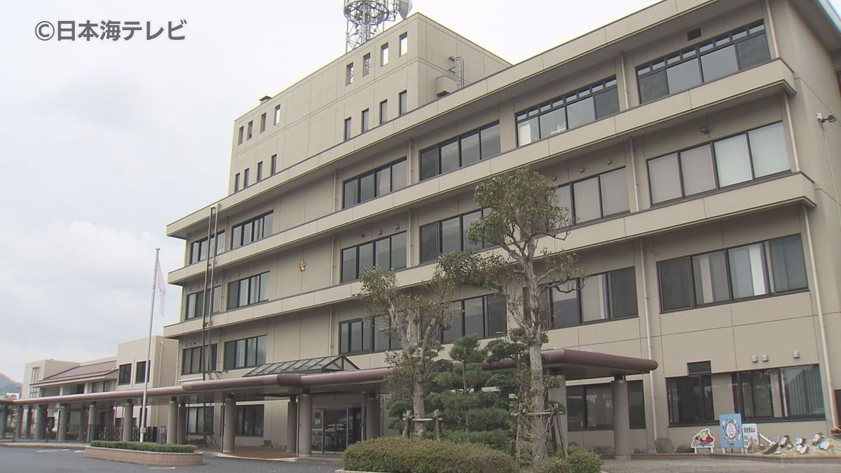 納屋に置かれた段ボールに灯油をまき ロウソクやトイレットペーパーが入ったプラスチック製容器にマッチで火をつけ投棄 放火未遂の疑いで60歳の男を逮捕 島根県大田市