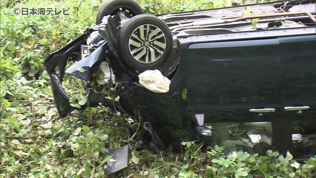 女性が車外に投げだされた状態に　国道で普通乗用車の単独事故　後部座席に乗っていた2人が重体　島根県奥出雲町