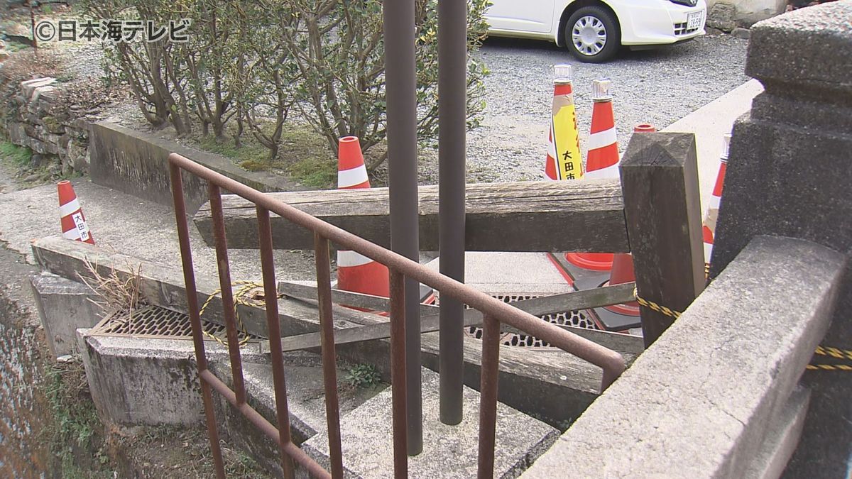 【速報】地方公務員の男性2人を書類送検　2023年3月に石見銀山遺跡内を観光していた女性が死亡　もたれかかった木製の柵が折れ川に転落　島根県大田市