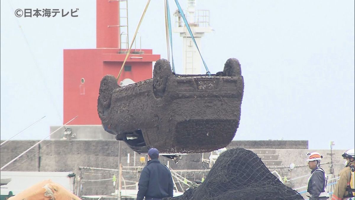 【続報】「車が水に沈んでいる」　大社漁港の海中に車　長期間海水に漬かっていたか　車内の確認が行われるも詳細は明らかにされず　島根県出雲市