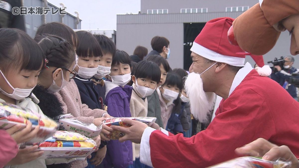 一足早いクリスマスプレゼント　自衛隊員がサンタにふんし園児にお菓子をプレゼント　鳥取県境港市
