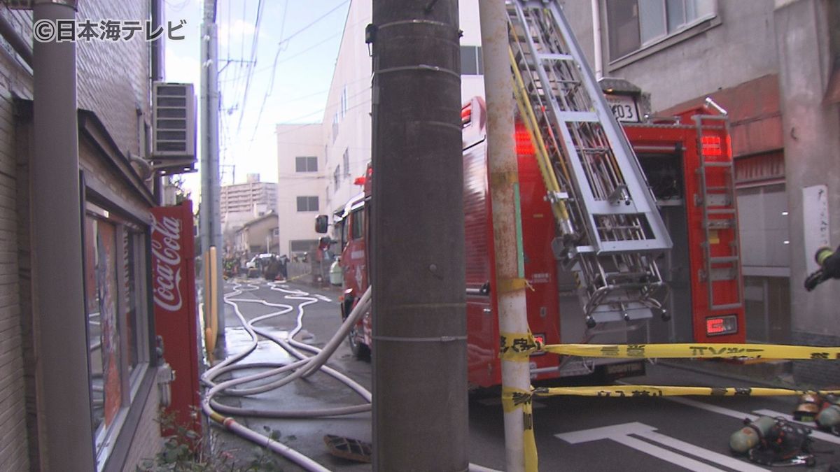 【続報】鳥取市の中心部で住宅火災　1人がけが　周辺道路が一時通行止め　鳥取県鳥取市