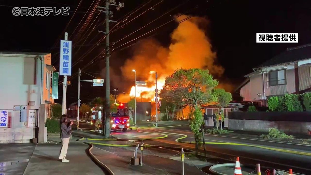 住宅など3棟全焼の火事　焼け跡の遺体のうち2人の身元が判明　残る1人の身元特定急ぐ　島根県出雲市