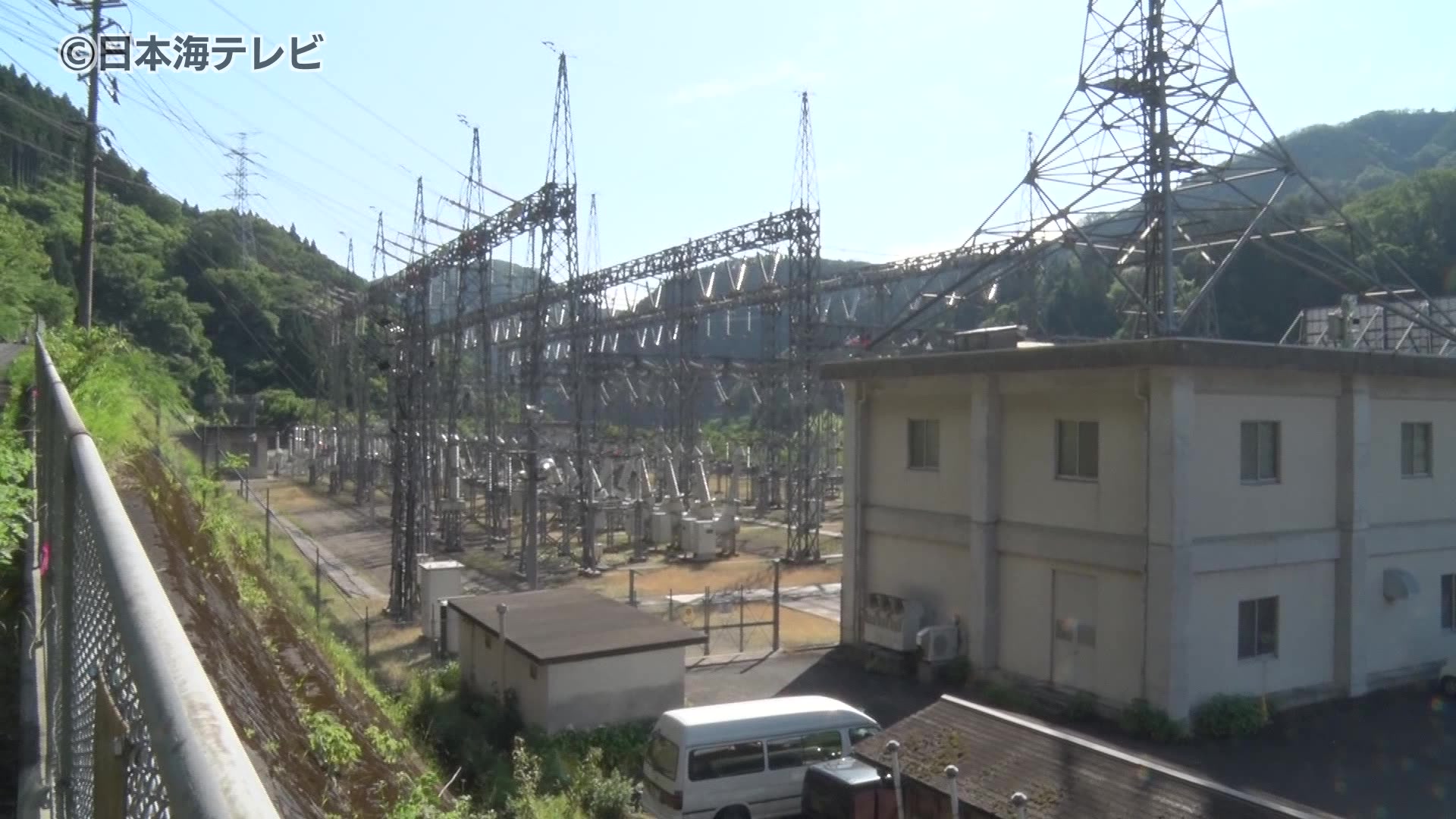 続報】爆発音がしたあと黒い煙 避難の際に2人が転倒して軽症 「火が