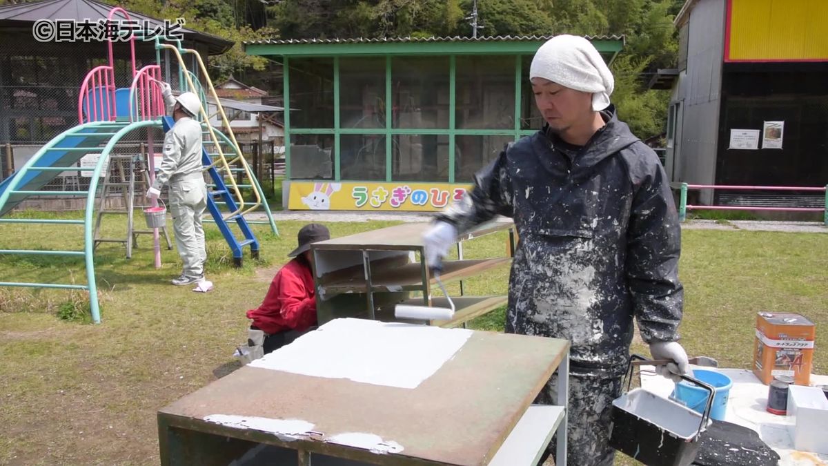動物園の小屋や遊具のペンキ塗り　島根県大田市