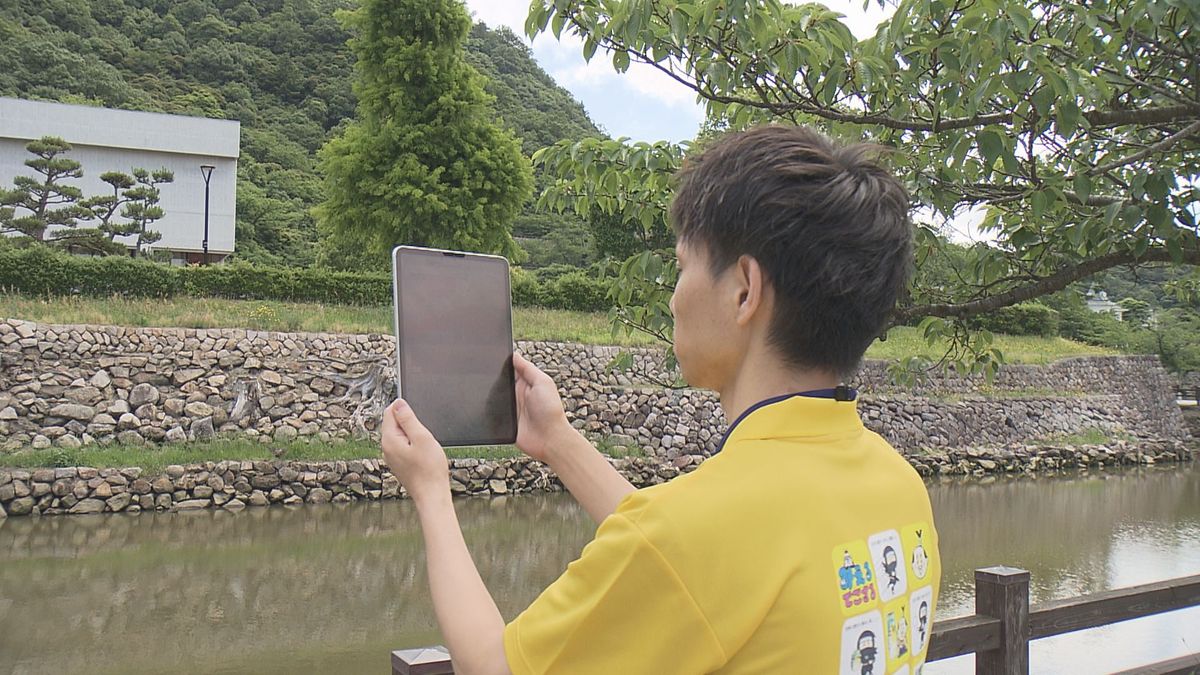 タブレットを持って 山の方向を見ると