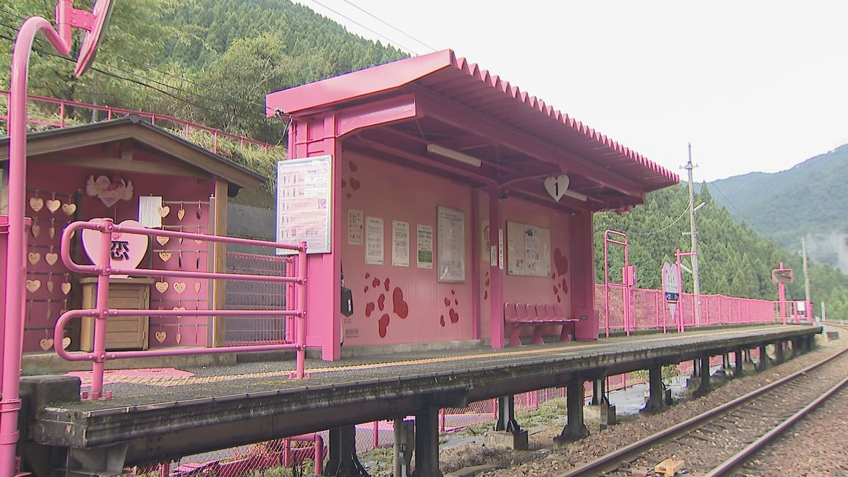 SNSで話題!?「恋山形駅」 鳥取の山奥にあるピンク色の駅 この駅に込められた『人よ来い!』の願いは国内だけでなく海外の人もひきつける 鳥取県智頭町
