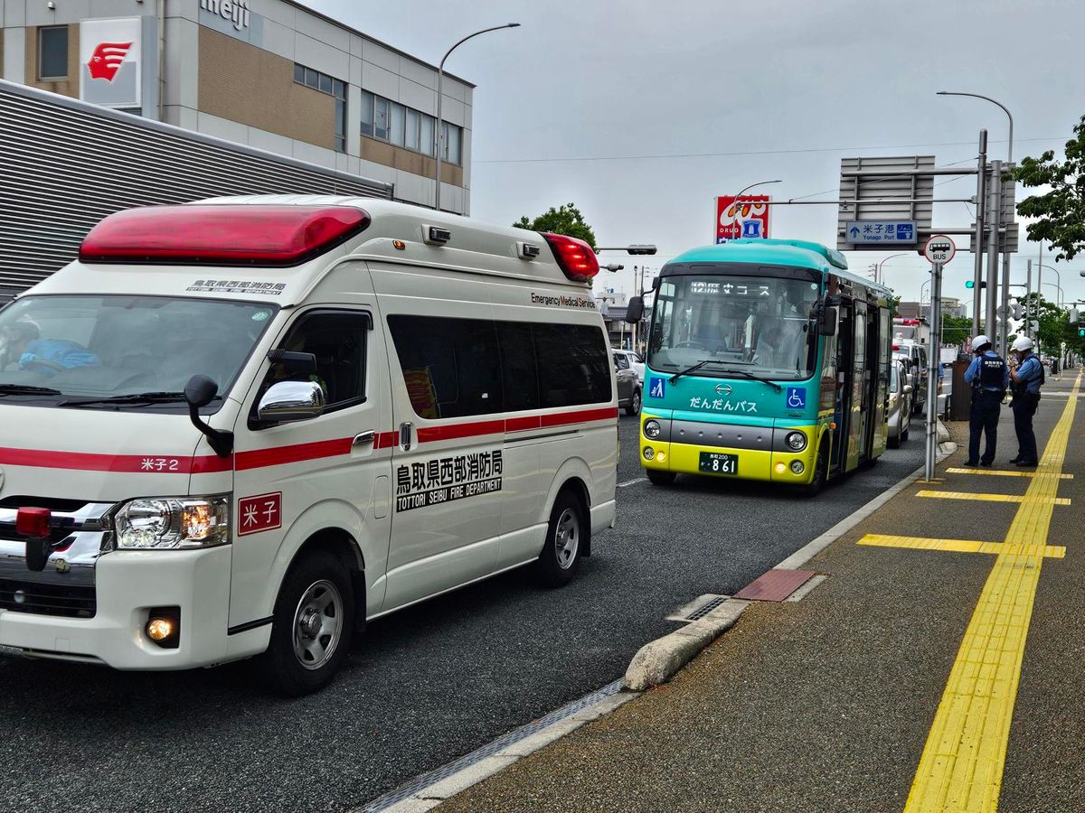 【速報】路線バスが自転車を避けようと急ブレーキ 乗客2人が転倒 軽傷を負い病院に搬送 鳥取県米子市