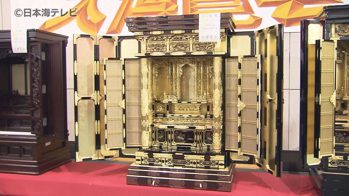 仏具の大博覧会で200点以上の仏壇が展示　近年の生活スタイルに合わせた仏壇やデザイン性の高い仏具も　島根県出雲市