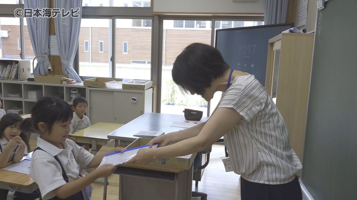 「プールと夏祭りが楽しみです」　山陰地方の多くの小学校で終業式　島根県松江市の小中一貫校では熱中症対策として式の時間を短縮